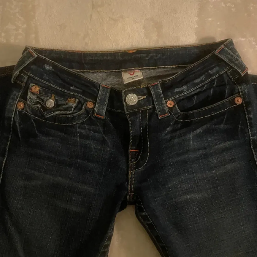 bootcut lowrise, för korta på mig som e 170 midja: 38 cm tvärsöver  innerben: ca 72 cm. Jeans & Byxor.