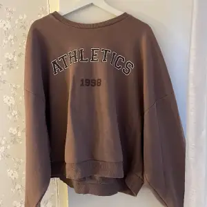 Sweatshirt i en lite kortare modell i strl L säljes då den aldrig används. Normal storlek, använd ganska mycket men i väldigt fint skick ändå.