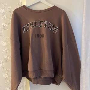 Sweatshirt - Sweatshirt i en lite kortare modell i strl L säljes då den aldrig används. Normal storlek, använd ganska mycket men i väldigt fint skick ändå.