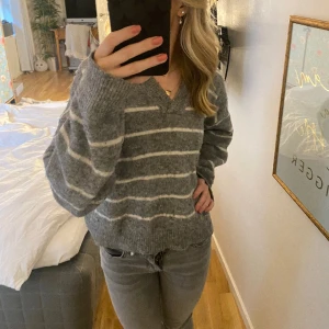 Stickad tröja - Säljer min super söta stickade tröja. Använd ett par gånger men är fortfarande väldigt fräsch💗