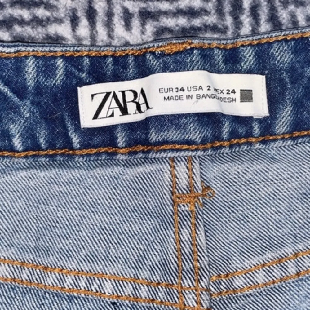 Jeansshorts från zara med medelhög midja 💙💙bra skick 🌟. Shorts.