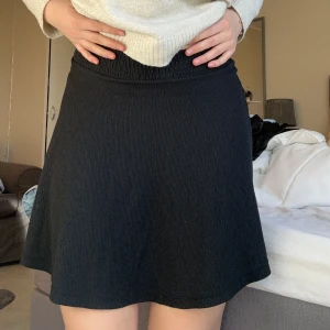 Kjol  - En svall och skön kjol från lager 157. Den är knappt använd så därför är den i nyskick. 