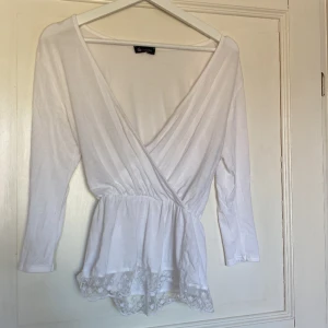 Vit blus - Supergulliga blus från Chelsea!! Köpt för längesen men aldrig använd 💕 