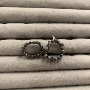 Ringar  - Två ringar gjorda med pärlor. Lite stretchiga men inte mycket. Mått: 13-16mm.