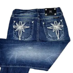 Miss Me jeans i modellen ”JP5363B/boot” midjemåttet rakt över är 37cm. Ytterbenet 103cm och innerbenet 83cm. Jeansen är som nya. Kontakta vid intresse!