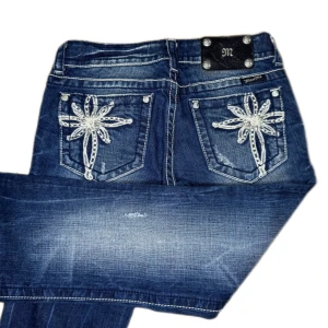 MISS ME JEANS - Miss Me jeans i modellen ”JP5363B/boot” midjemåttet rakt över är 37cm. Ytterbenet 103cm och innerbenet 83cm. Jeansen är som nya. Kontakta vid intresse!
