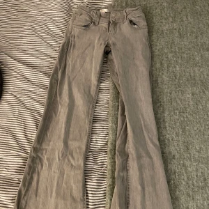 Low waist jeans, Gina Young  - Ett par jätte snygga och bekväma jeans för barn, dem har någon fläck på sig så släpper dem för vilket pris som helst typ, har dock vuxit ur dem så det är därför jag säljer dem, jeansen kommer från Gina Young 