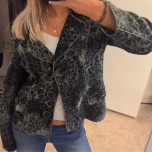 Leopardkappa - (Lånade bilder)  Köpte denna jättesöta korta kappan från en tjej på plick men den var tyvärr för stor, säljer därför vidare🫶🏼