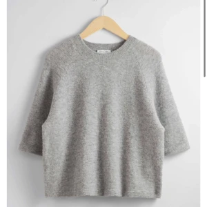 Other stories tröja - Säljer min grå &other stories tröja, kom privat för egna bilder! Nypris: 690💕