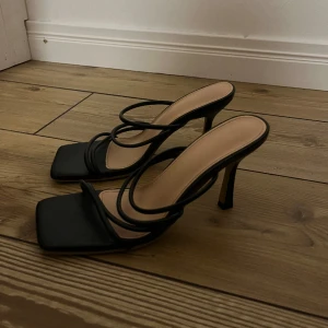 Klacka - Svarta klackar, storlek 38. Köparen står för frakten