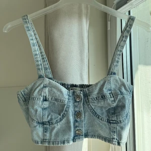 Denim topp - Jeans topp från Gina tricot i storlek S med knappar framtill. I väldigt gott skick. 
