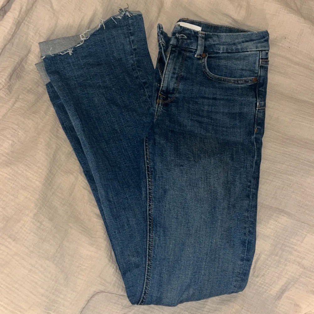 Fint skick zara jeans använda fåtal gånger, köpta i höstas för ungefär 400kr! Sitter tight och är low waist med rätt så långa ben för mig som är 165. Jeans & Byxor.