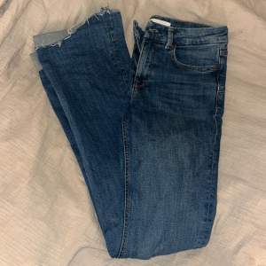 Fint skick zara jeans använda fåtal gånger, köpta i höstas för ungefär 400kr! Sitter tight och är low waist med rätt så långa ben för mig som är 165