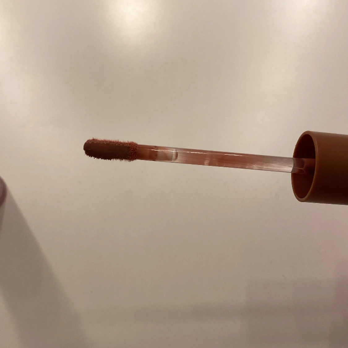 Jättefint läppglans och aldrig använd. Fick i julklapp men gillade inte färgen, den är från nyx och kostar cirka 100kr. Den doftar lite choklad akttigt men ser jättefin ut på läpparna. Man betalar själv för frakten! - 90