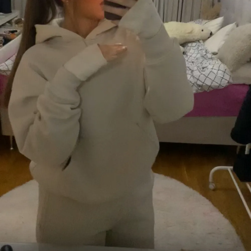 Ett jättefint beige mjukisen ifrån Gina tricot. Använd endast en gång! Byxorna är lågmidjade 🤍 Originalpris ca 700kr. Hoodies.