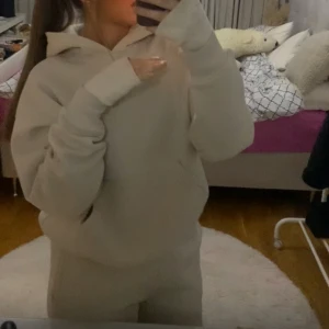 Mjukis set - Ett jättefint beige mjukisen ifrån Gina tricot. Använd endast en gång! Byxorna är lågmidjade 🤍 Originalpris ca 700kr