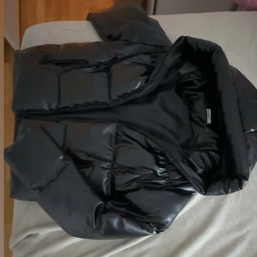 En svart hel ny puffer jacket, i storlek S men passar även som en M skulle jag säga, säljer eftersom de är ej min stil längre.. Jackor.