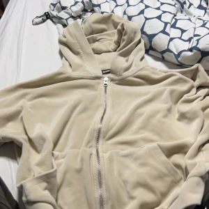 Tröja  - Beige tröja med dragkedja  Strl L Använd i fint skick  Finns i Visby 