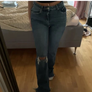 Lågmidjade jeans - Ett par raka jeans ifrån Gina tricot, använd fåtal gånger💙