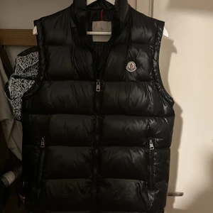 Moncler väst - Moncler väst storlek S.