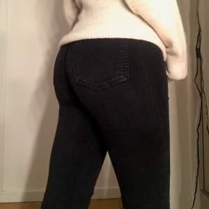 fina bootcut jeans, sitter snyggt på o jeansen är i fint skick. Säljer då de tyvärr inte kommer till användning längre!  Kontakta vid frågor💗
