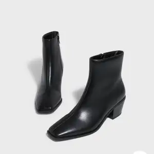 Låga boots med klack, helt nya aldrig använda 