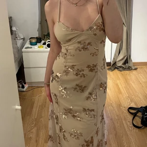 Balklänning - Säljer denna fina balklänning precis inför balen 2024!💘Den går ner till fötterna på mig (172cm) säljer den endast för att det var fel storlek och ej möjligt att returnera. Helt oanvänd från bellasweden, orginalpris 600kr.🌟