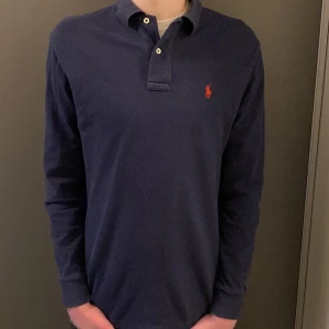 Ralph Lauren Tröja - Säljer nu denna asfeta Ralph Lauren tröjan i ett gott skick! Storleken är S men sitter mer som M! Nypris ligger på 1300kr❌ säljer nu för endast 299kr✅! (På bild 3 ser du en liten lagning på högra axeln men absolut inget man tänker på). 🤗😊