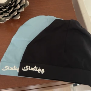 Säljer mina fyra Sixties mössor helt oanvända. - Helt oanvända mössor har fyra stycken 2 svarta med vit logo och en babyblue med vit logo och en mörkblå med vit logo. 250 kr för en mössa.