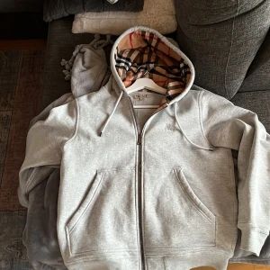 burberry hoodie - sjukt matrial skit snygg men lite förstor på mig skriv om ni har mer frågor