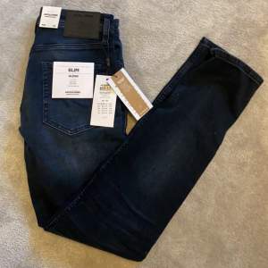Säljer nu ett par sprillans nya mörkblå tvättade jack & jones jeans i modellen glenn. Storlek 29/32. Nypris 800kr. Vårt pris 399kr. Säljes pga inte passade mig. Tveka inte på att höra av er vid fler frågor! 