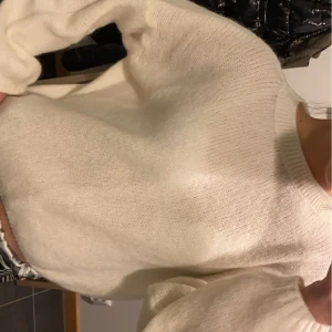 vit stickad tröja designbysi  - hjälper min kompis sälja denna supersnygga stickade tröjan från designbysi, använd 1 gång och inga tecken på användning, skriv för fler frågor, köp gärna via köp nu💕💕nypris ca 500kr