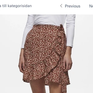 Blommig kjol  - Jätte fin blommig kjol från only använd fåtal gånger perfekt till sommaren💕