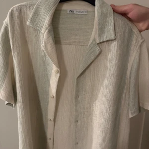 Sommarskjorta från Zara, Helt ny✨ - Helt ny superfin zaraskjorta från deras herravdelning, endast provad. Nypris var 429kr och den säljs inte längre på hemsidan. Säljes pga att jag inte hann returnera den. Skriv vid om ni vill ha frågor eller fler bilder🫶🏼