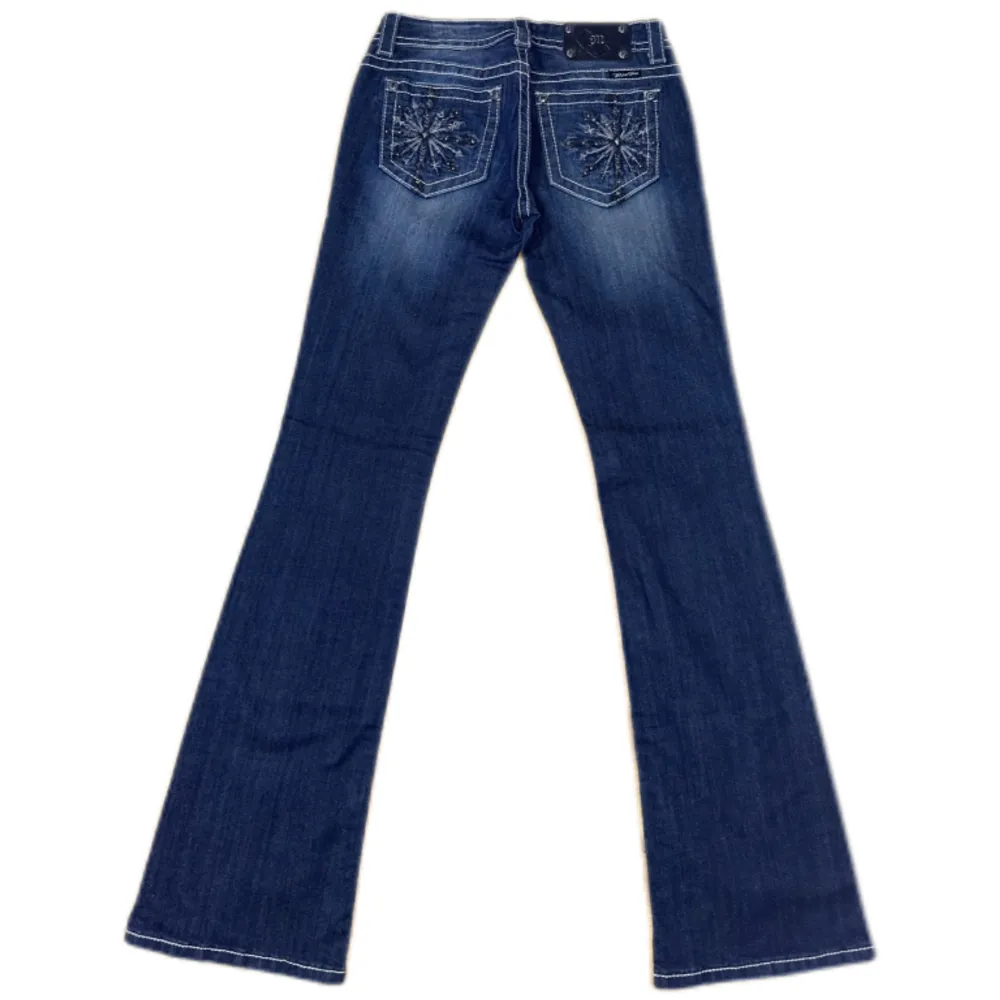 Miss Me jeans i modellen ”JP5650B/boot” midjemåttet rakt över är 38cm. Ytterbenet 109cm och innerbenet 88cm. Jeansen är som nya. Kontakta vid intresse!. Jeans & Byxor.