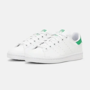 Superfina Stan Smith  - Nu säljer jag mina superfina Stan Smith skor i storlek 37 1/3 som jag har använt förra sommaren men som nu tyvärr har blivit för små❤️ De har tecken på användning men de är fullt fungerande utan några hål eller så men därav priset🥰  DM för mera info!