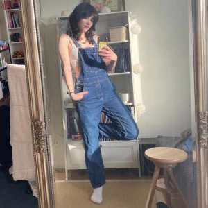 Hängselbyxor💘 - Jättefina blå hängselbyxor nu till våren💘 säljer enbart då jag tycker att benen är lite korta på mig. Finns knappar vid sidorna så man kan justera dem i höften och även hängslena går att justera i längd. Köparen står för ev frakt 💖