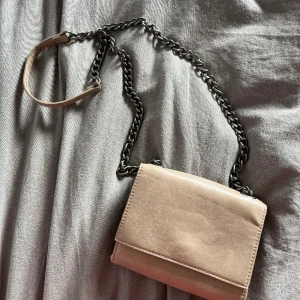 Väska - Liten handväska från Forever 21 som jag inte använder längre 🤎 köpt i USA och lite skavd som man ser på 3 bilden, men inget som märks när man har den på. Säljer billigt!! Skriv för fler bilder och använd gärna köp nu 🫶🏻