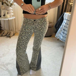 Zadig & Voltaire jeans - Säljer dessa sjukt snygga och unika lågmidjade jeans från zadig & Voltaire som jag sytt utsvängda!!💖💖BUD ÄR BINDANDE 
