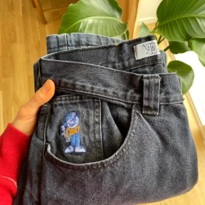 Polar skate co - big boys 93:or - Polar skate co jeans till salu. Tyvärr är de för stora för mig. De har använts en handfull gånger sen har de legat i garderoben. De är så gott som nya med andra ord. Dessa funkar till de mesta. Jättebra jeans. 
