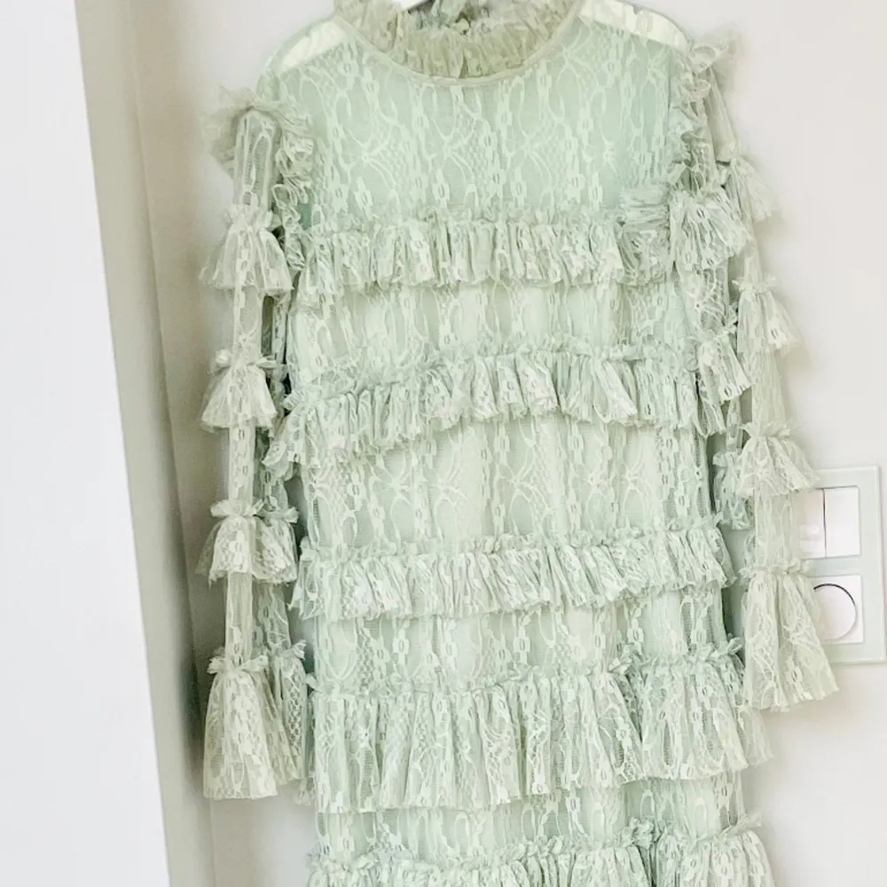 Har använt klänningen en gång väldigt fint skick😍 Färgen heter pistachio. Strl XXS Nypris 2 800. Modellen på klänningen är Carmine miniklänning.. Klänningar.