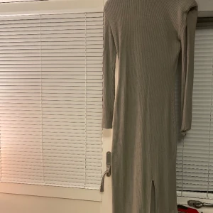 Stickad klänning - Helt oanvänd