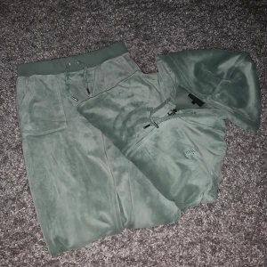 Juicy set - Säljer mitt jättefina juicy set i färgen chinois green, säljer pga att det inte kommer till användning längre. Både byxan och tröjan är i fint skick och storlek xs💘(priset kan diskuteras) ! Jag står ej för frakt ! 