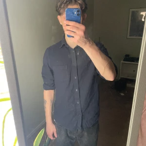 Skjorta - Skön skjorta i 100% bomull. Passar till vardags men gör även att styla till lite för festen!