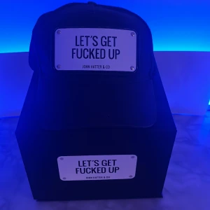 JOHN HATTER keps  - Säljer min John hatter keps. Cond 7.5/10✨Försiktigt använt✨✨Box ✅ Påse✅