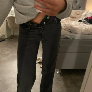 Lowwaist jeans  - Säljer dessa lågmidjade jeans från zara, kontakta mig vid intresse, frakten tillkommer och är spårbar 💝💝
