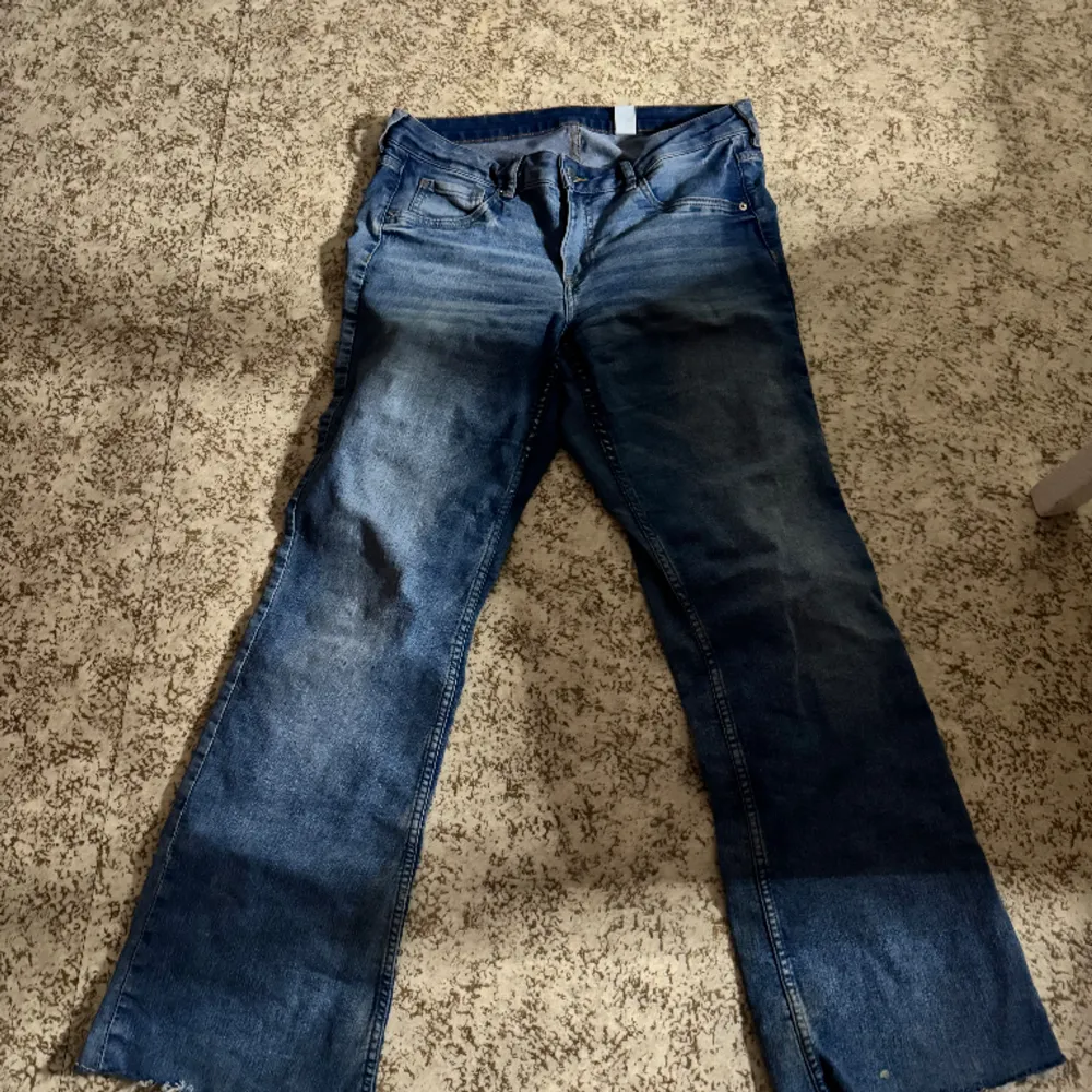 Jag säljer mina Bootcut jeans som har inga fel och är jätte fin. Den är från H&M i storlek 40/M . Jeans & Byxor.