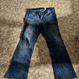 Jag säljer mina Bootcut jeans som har inga fel och är jätte fin. Den är från H&M i storlek 40/M 