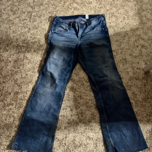 Bootcut Jeans - Jag säljer mina Bootcut jeans som har inga fel och är jätte fin. Den är från H&M i storlek 40/M 