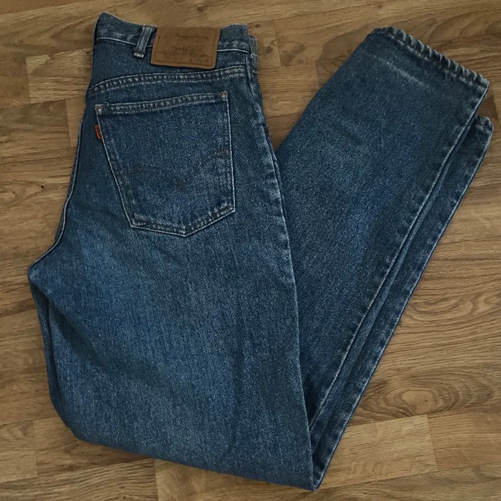 Säljer mina Levis jeans med orange tab, tror det är modellen 505. Skriv gärna vid frågor eller om du vill ha fler bilder💕. Jeans & Byxor.